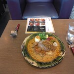 Madre ハーブとスパイス料理のワイン食堂 - あいがけ2種　チキンとキーマ