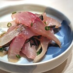 たかおか - 地の利を生かした「黄金鯵」は薬味和えになってまでも、口の中で跳ねまわるようです。時間が経ってもダレないし、綺麗な旨みもそのままです。