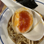 手打式超多加水麺 ののくら - 煮玉子①