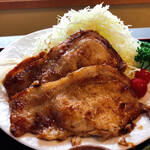 魚久 - 豚ロース2枚と見せかけて…　実は下にもう1枚隠れてます^^