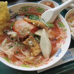 タイ国料理 ゲウチャイ - 揚げワンタンの皮をめくると　お約束の具材
