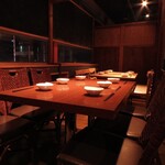 Koshitsu Izakaya Shidare - 個室完備。テーブル席