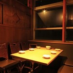 Koshitsu Izakaya Shidare - 個室完備。テーブル席