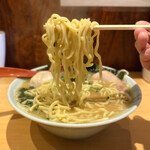 Iekei Ramen Kantetsuya - 麺は酒井製麺製。