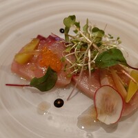 ラトリエ まる耕 - 上の青トマトのピクルスの酸味が
                      ブリの旨みを締めて凄く合ってる❕
                      
                      そして小さなイクラだと思ったらマスの玉子だった❕
                      これは臭みも皆無で旨みがシッカリとある❕
                      
                      これは旨いねえ❕