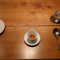 ラトリエ まる耕 - ▶アミューズ
                    ○琥珀色の自家製コンソメスープ
                    他の方のレビューも見てると同じ品が出てるので
                    このスープはこのお店のスペシャリテなのだろう