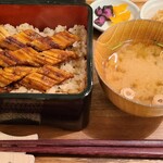 Miyajima Shokudou - 私は穴子めし定食(税込2,640円)を注文
                        切干大根とお味噌汁とお漬け物がセット
                        もっとも穴子めしは藤井恵氏は監修されてないご様子
                        穴子は九州産との回答、ご飯は穴子出汁で炊いています