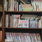 郷林 - テレビの横には漫画がドーンと。