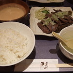 Toronshan - 牛タン麦とろ膳・6枚(\1500）♪