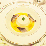 ホワイトアスパラガスのブランマンジェ デコポン風味 山女のスモーク添え