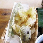 そば処 石畳むら - かき揚げ200円　基本はたまねぎのみらしい。この日はワラビと椎茸が入っていました。
