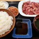 Gyuutoku - おすすめランチ特盛
                        肉と飯の他に、わかめスープ、キムチ、
                        珍しいとこでポテサラも付く
                        飯大盛りにしたらめっちゃ多かった