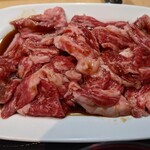 Gyuutoku - 切り落とし肉
                        特盛りなんで結構な量。ノーマルの倍なのかな？
                        脂身ばっかりなんてクチコミもあったが
                        丁度良い感じのバランスに思えた