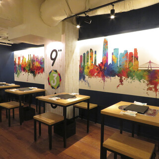 清潔感のあるお洒落空間◆壁に描かれたソウルと東京の絵が印象的