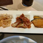 焼肉 徳寿 - もやしナムル、キムチ、カボチャ