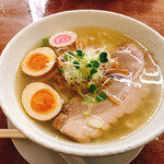 手打ちラーメン まるいち - 潮ラーメン+味玉（ワカメ抜き）