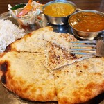 Andhra Dining - Kランチ・セット（チキンカレー、野菜カレー、カシミリナン） ¥1,000。　カシミリナンは、レーズン、アーモンドスライスを入れて焼いたパンのこと。