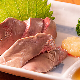 「白レバ刺し」など、鳥取県産”大山鶏”を使った一品料理の数々