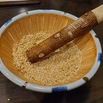 とんかつ多酒多彩 地蔵 - 最初に胡麻をする方式です。