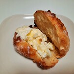 UTSUBO BAKERY PANENA - 表面はパリッと中はしっとりぷにぷにの生地は、噛めば噛むほど粉の風味が♪濃厚でこっくりミルキーな練乳ミルククリームは、ほんのり塩気がクセになる！