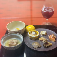 出羽屋 - ① キノコ盛合わせ6種　　　　　　　　　　　　　　② 菊と木耳の酢胡桃和え
                    ③ 葛入り胡桃豆腐、出汁餡掛け　　　　　　　　　　山葡萄のジュース