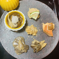 出羽屋 - ① キノコ盛合わせ6種　　　　　　　　　　　　　　キノコおろし、かのか茸、ます茸（チキンマッシュルーム）胡桃味噌掛け、舞茸、ひら茸、ぬきうち（エゾハリタケ：猿の腰掛けの仲間）の茹で+味噌漬け