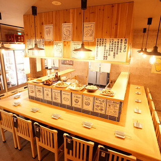 大衆居酒屋らしい「コの字カウンター」