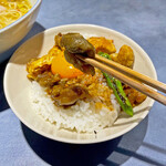 うずとかみなり - 香ばしく焼かれた鶏皮