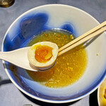 うずとかみなり - 味玉の味もやはり主張し過ぎない、スープと調和感の有る味です