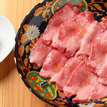 焼肉ホルモンしづる - 料理写真:三大名物生タン塩（2人前）