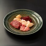 Yakiniku Horumon Ainiku - 芝浦市場から直送の高品質かつ高鮮度のホルモン。丁寧にした処理してお届けいたします。