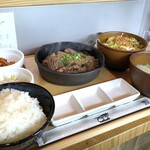 nakaochikarubiteishokusemmontennikusuke - ◆中落ちカルビ定食(1,500円）・・メニューはこれのみですから、5分程度で提供されました。 ご飯とスープは1回のみお代わり無料。 調べましたら、『中落ちカルビは、肋骨と肋骨の間にあるお肉のこと』だそう。