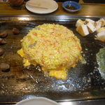 お好み焼き 福竹 - 左上の肉はすなぎも　550円　真ん中のお好み焼きは　ふくたけ天とミックス天を混ぜたもの　右上ははんぺん　右下の緑のやつは青のりとマヨネーズのまざったもの。