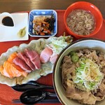 鈴屋 - ■鈴屋の出汁牛丼 お刺身盛り合わせセット