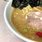 横浜ラーメン あばん - 出汁感強めだけどマイルドなスープ。