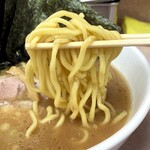 横浜ラーメン あばん - 少し短めの中太麺は弾力がありました。
