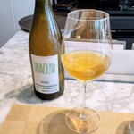 La Brianza - ハロウィンにちなんでこの日はオレンジワインおすすめ下さいました☆ DINAVOLINO VINOBIANCO 2020 落ち着いた味わいタンニン感じられるのも私好み(*˘︶˘*).｡.:*♡飲み応え有