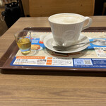 CAFE de CRIE - 上に生クリームの塊がぽこんとのります。これが冷たくてなかなか溶けないのが良かった！「とろける　北海道　ミルクコーヒー　〜はちみつ添え〜」　480円。甘くて美味しかった！