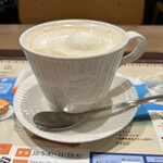 CAFE de CRIE - ミルクコーヒーの上にカップも白地にロゴ浮き出ててカッコイイ。