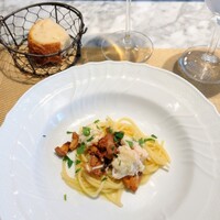 La Brianza - タラバガニ香り高いジロール茸スパゲッティ。わぁすごい!! タラバガニもジロール茸も、いい日に来れて幸せ〜(*˘︶˘*).｡.:*♡ 麺が細めなのも好みなのよ〜