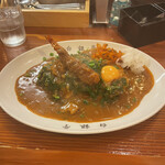 白銀亭 - ほうれんそうカレーにエビフライと生卵トッピング