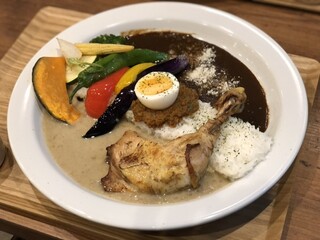Spicy Motel CURRY&GRILL - あいがけカレー「彩り野菜＆チキンレッグ」