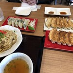 浜太郎餃子センター - （左奥）白餃子、チャーハン、桜えび餃子、あさ玉餃子