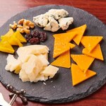 Assorted cheese (gorgonzola, camembert, boursin, cheddar)