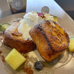 #NOCA inami Farm to Table - フレトーはぶ厚くて表面カリカリ｡その見た目から
      ハード系かと思ったら中はふわふわ｡
      塩気と甘さが程よいバランスで美味しい｡