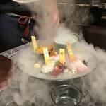 47都道府県の日本酒勢揃い 夢酒 新宿本店 - その名も「宝石箱」刺身登場！