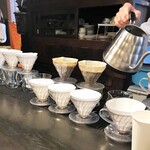 カンダコーヒー - 目の前で1杯ずつ丁寧にペーパードリップ