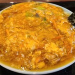 Hourai - 中華丼(小)(税込730円)
                        鶏ガラベースの餡の味付けは見た目ほど濃くないけど、それなりにヘビーです。
                        溶き卵、玉葱、木耳、人参、長葱、白菜、椎茸、豚肉などを混ぜ合わせてから白ご飯にたっぷり掛けます。