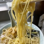 Douraku - ネギラーメン 麺上げ