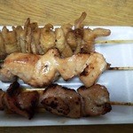 鳥肉専門鳥源 - 上から、カワ・ムネ・モモの焼き鶏